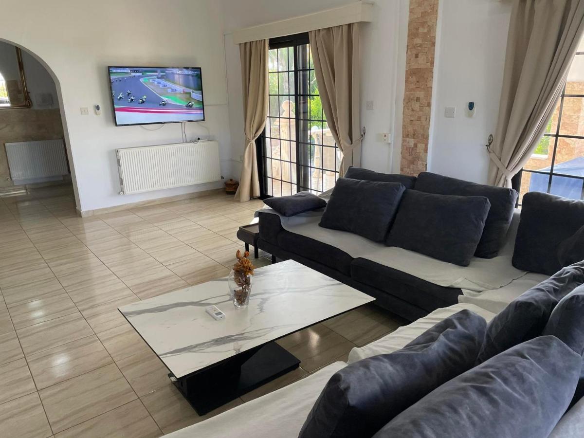 Villa Ocean Stones 1Km From Main Coral Bay Beach Peyia Bagian luar foto